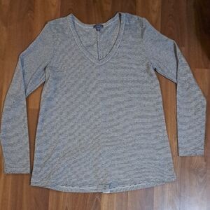 Lilla P Black and White V-Neck Long Sleeve Top